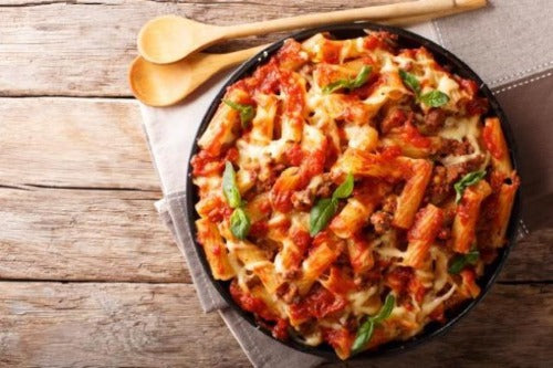 Our baked Italian Rigatoni is a favorite recipe. Our sweet Italian sausage and chicken is sautéed in olive oil, garlic, sweet peppers and onion are served over pasta in our homemade marinara sauce. Fresh, hearty, delicious, weekly meals delivered to your door.