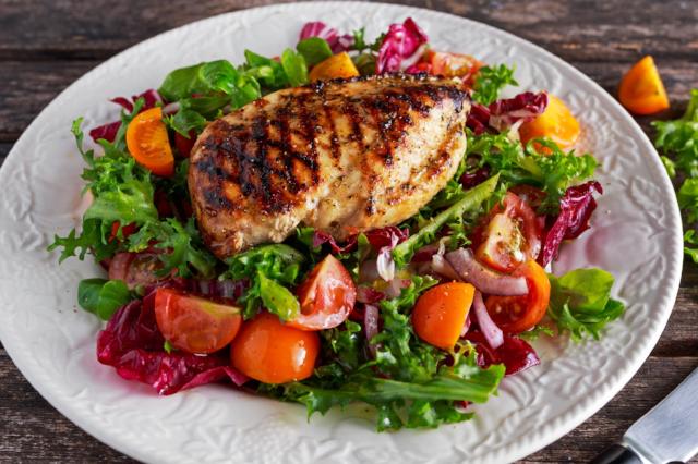 Our organic blend of Arcadian harvest ruby lettuce tossed with grape tomatoes, cucumbers, grilled organic chicken breast (4 oz), served with Champagne Vinaigrette (2 oz) Low carb, low sodium, light and delicious!