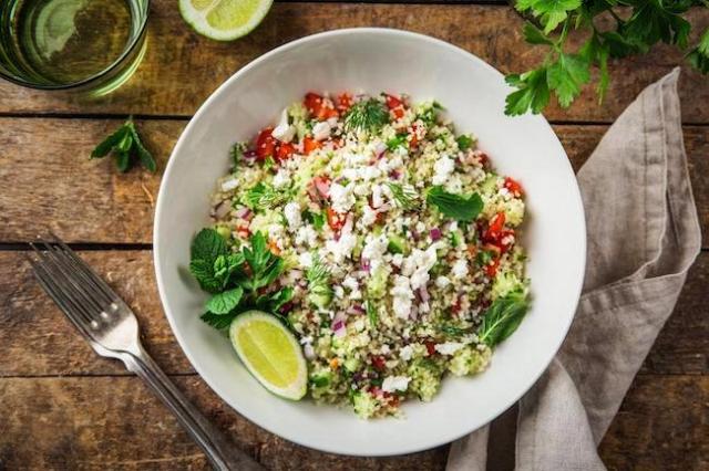 Healthy Quinoa Tabbouleh with Pita Bread